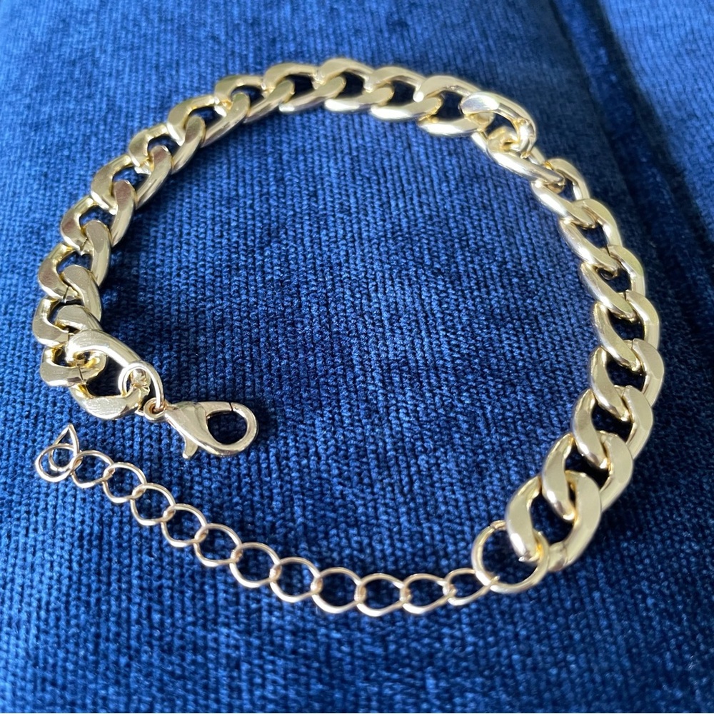NEW 18k Yellow Gold Plated Bracelet- Interlocking Chain- Clasp Closure